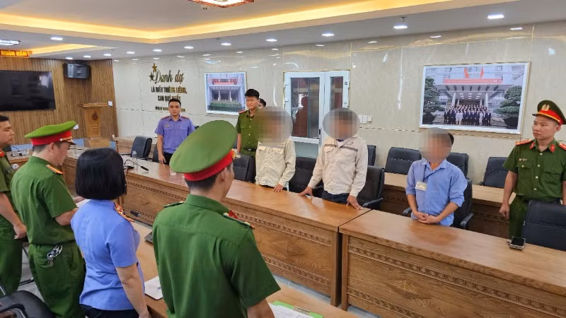 Cơ quan Cảnh sát điều tra Công an thành phố Đà Nẵng tống đạt quyết định khởi tố vụ án, khởi tố bị can 3 đối tượng. (Ảnh: Công an cung cấp)