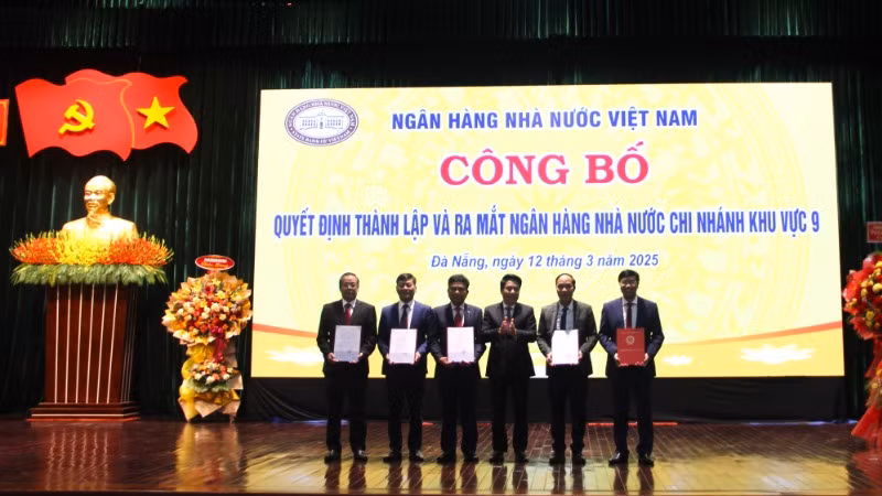Phó Thống đốc Ngân hàng Nhà nước Việt Nam Phạm Tiến Dũng trao quyết định bổ nhiệm các Phó Giám đốc Ngân hàng Nhà nước khu vực 9. (Ảnh: MQ)