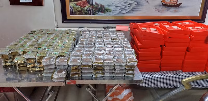 Số bánh trung thu bị thu giữ trước khi "tuồn" ra thị trường. Ảnh V.Đ