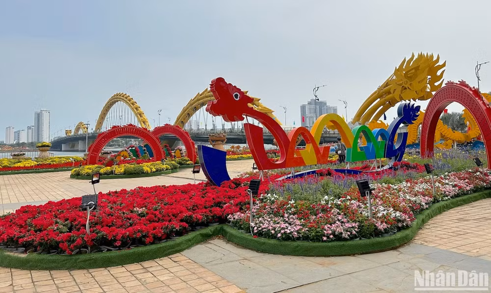 Đường hoa Tết Đà Nẵng được đầu tư với mong muốn mang lại những phút giây thư thái đón xuân dành cho người dân, du khách khi đến với thành phố Đà Nẵng. (Ảnh: ANH ĐÀO)