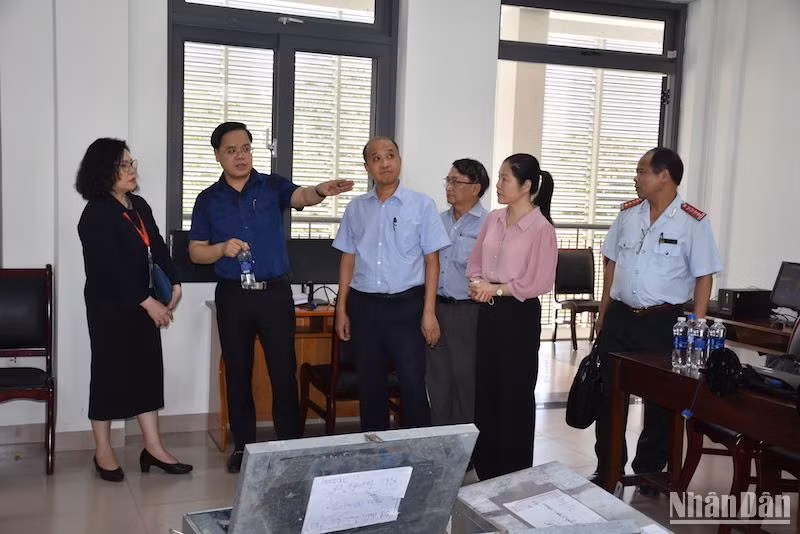 Đoàn công tác của Bộ giáo dục và Đào tạo kiểm tra công tác thi tại Hội đồng thi Đà Nẵng chiều 20/6. (Ảnh: ANH ĐÀO)