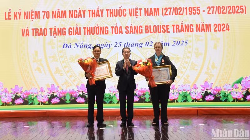 Đồng chí Nguyễn Văn Quảng, Ủy viên Ban Chấp hành Trung ương Đảng, Bí thư Thành ủy, Trưởng đoàn Đại biểu Quốc hội đơn vị thành phố Đà Nẵng trao Huân chương Hữu nghị cho bà Virginia Mary Lockett, Chủ tịch Tổ chức Steady Footsteps (Hoa Kỳ), Tình nguyện viên - Chuyên gia Vật lý trị liệu - Phục hồi chức năng và Huân Chương Lao động hạng Ba cho ông Trần Nguyên Ngọc, Giám đốc Bệnh viện Tâm thần, Sở Y tế thành phố Đà Nẵng. (Ảnh: ANH ĐÀO)