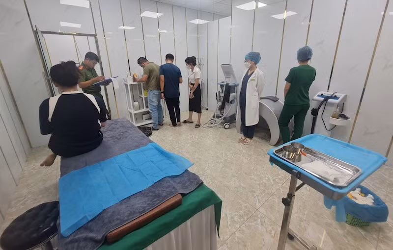 Cơ sở thẩm mỹ ID Korea tại thời điểm cơ quan công an kiểm tra. (ảnh Công an cung cấp)