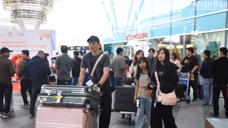 Cổng kiểm soát xuất nhập cảnh tự động (Autogate) chính thức tại Sân bay quốc tế Đà Nẵng, giúp tối ưu hóa luồng di chuyển của hành khách quốc tế, đồng thời bảo đảm tính chính xác và an toàn trong quy trình kiểm soát, tạo thuận lợi cho du khách khi đặt chân đến Đà Nẵng. (Ảnh: ANH ĐÀO)