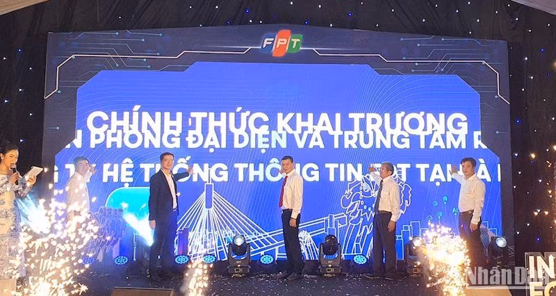 Các đại biểu nhấn nút khai trương Trung tâm R&D tại thành phố Đà Nẵng. (Ảnh: ANH ĐÀO)