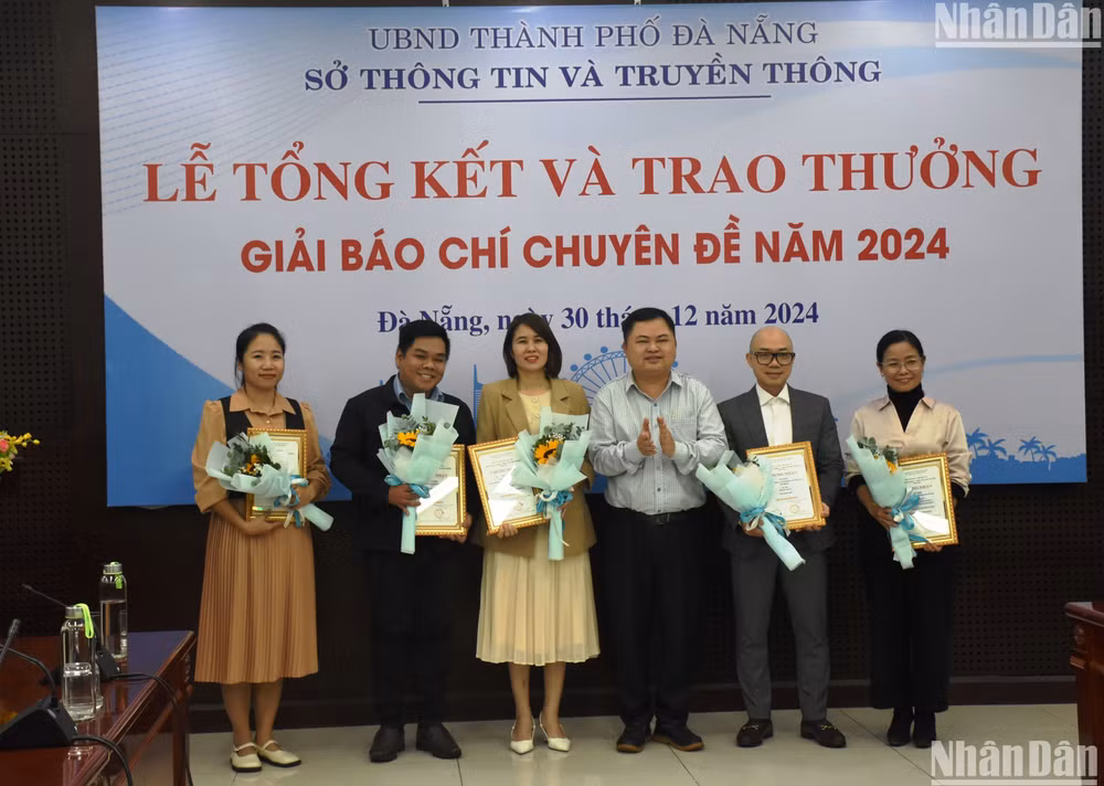 Các tác giả nhận giải Giải Báo chí “Xây dựng Đà Nẵng - Thành phố môi trường”. (Ảnh: ANH ĐÀO)
