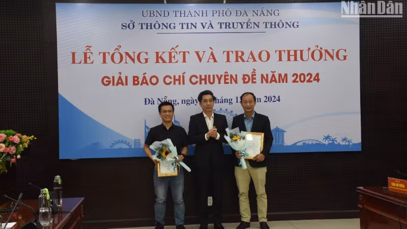 Các tác giả đạt giải Nhất Giải Báo chí “Xây dựng Đà Nẵng - Thành phố môi trường”. (Ảnh: ANH ĐÀO)