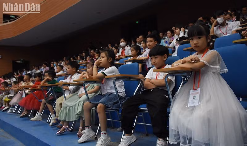 37 em học sinh mầm non xuất sắc toàn thành phố tại lễ tuyên dương, khen thưởng. (Ảnh: ANH ĐÀO)