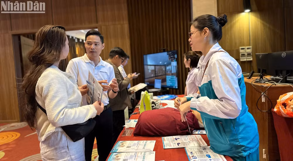 Các gian hàng trưng bày, giới thiệu về sản phẩm du lịch y tế thu hút doanh nghiệp tham quan, tìm hiểu. (Ảnh: ANH ĐÀO)