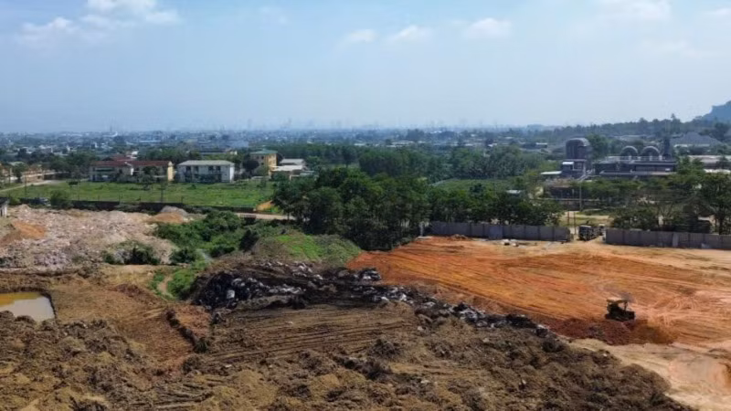 Hàng trăm tấn chất thải rắn được chôn lấp trái phép khi san lấp mặt bằng để triển khai Dự án Nhà máy đốt chất thải rắn phát điện tại Khánh Sơn. (Ảnh: QUỐC DŨNG)