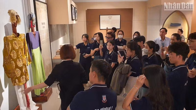 Du khách tham quan không gian trưng bày văn hoá Chăm tại Bảo tàng Chăm Đà Nẵng.