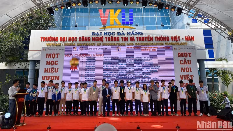Các đội xuất sắc giành Huy chương Vàng tại vòng chung kết Kỳ thi Olympic Tin học miền Trung và Tây Nguyên. (Ảnh: ANH ĐÀO)