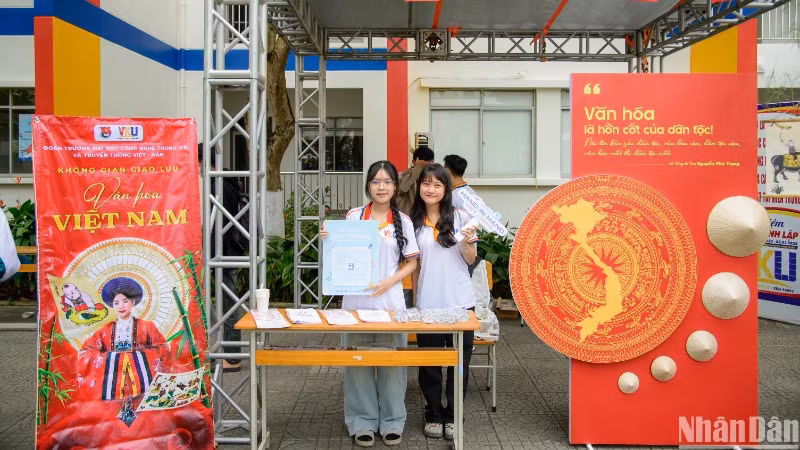 Không gian văn hóa tại “VKU Campus Tour 2025”. (Ảnh: ANH ĐÀO)