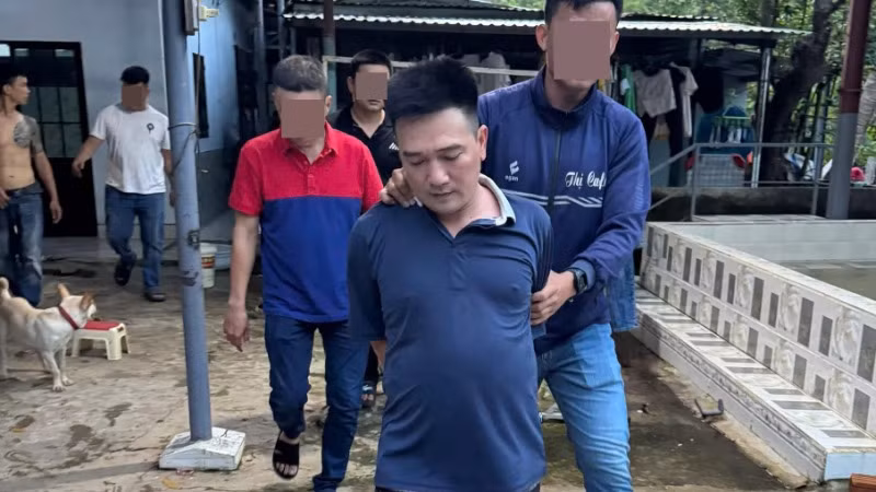 Các đối tượng trong tụ điểm đánh bạc bị bắt giữ. (Ảnh: Công an cung cấp)