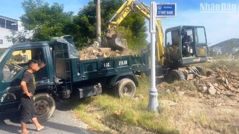 Ủy ban nhân dân phường Nại Hiên Đông, quận Sơn Trà phối hợp các đơn vị liên quan triển khai phương tiện cơ giới dọn vệ sinh vỉa hè, các lô đất trống phát sinh cỏ rác trên địa bàn phường. (Ảnh ANH ĐÀO)