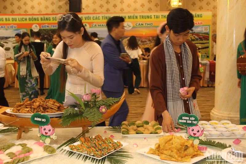 Các món ẩm thực Sen Đồng Tháp được giới thiệu tại hội nghị. (Ảnh: ANH ĐÀO)