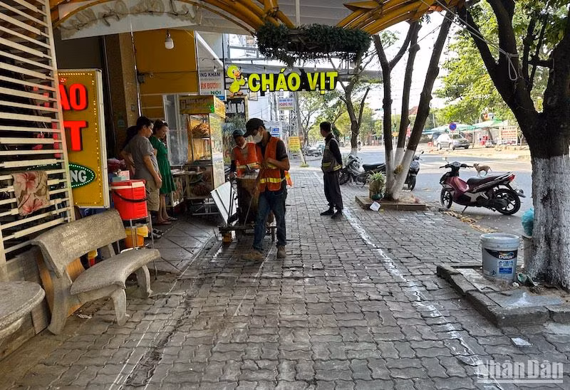 Các tuyến đường trên địa bàn thành phố sẽ được kẻ vạch hoàn thành trước ngày 20/4. Ảnh: ANH ĐÀO