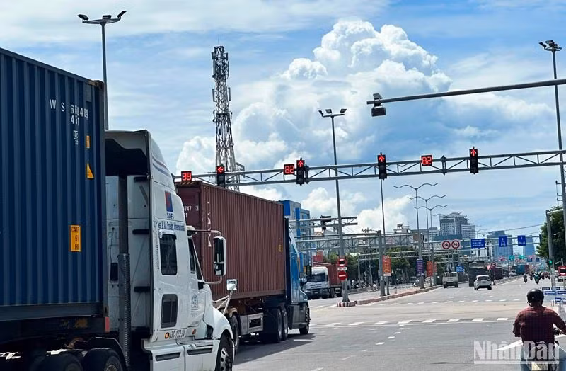 Đà Nẵng: Tạm dừng hoạt động đối với ô-tô tải, xe đầu kéo, xe tải ben trong thời gian diễn ra Kỳ thi tốt nghiệp THPT năm 2024. (Ảnh: ANH ĐÀO)