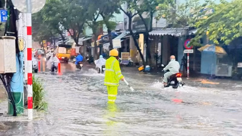 Lực lượng cảnh sát giao thông thành phố Đà Nẵng có mặt tại các điểm xung yếu, phân luồng hướng dẫn giao thông. (Ảnh: Hồng Hải)