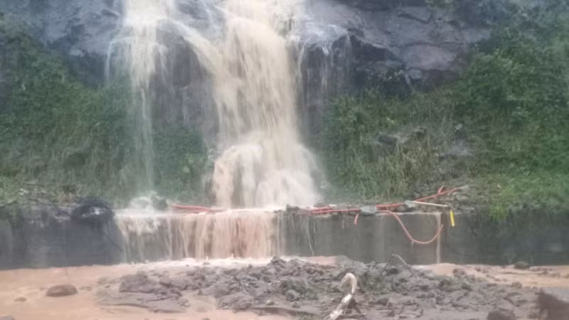 Mưa lớn gây sạt lở tại một số điểm trên đường lên bán đảo Sơn Trà. (Ảnh: Thái Hà)