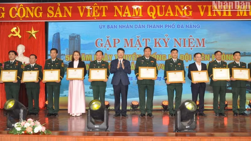 Chủ tịch Hội đồng nhân dân thành phố Đà Nẵng Ngô Xuân Thắng trao tặng bằng khen của Chủ tịch Ủy ban nhân dân thành phố cho các tập thể và cá nhân. (Ảnh: ANH ĐÀO)