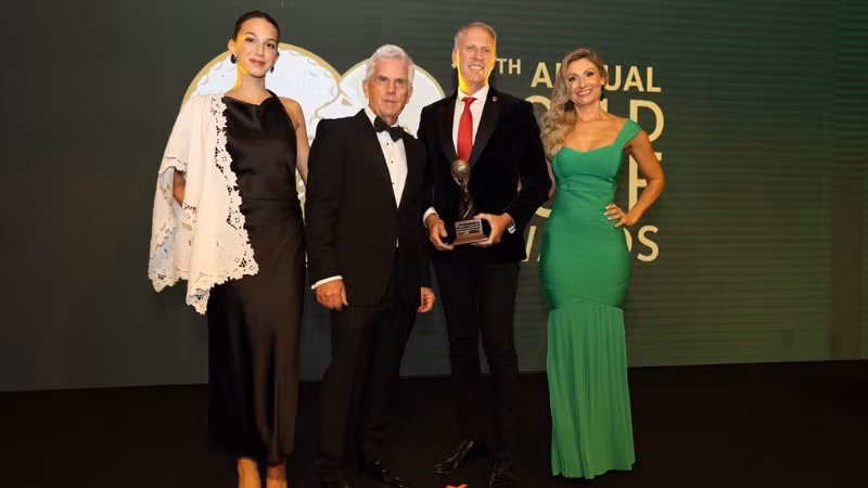 Đại diện thương hiệu quản lý và vận hành sân gôn hàng đầu Việt Nam BRG Golf nhận chứng nhận giải thưởng Sân gôn Tốt nhất Việt Nam 2024 mà World Golf Awards dành cho Legend Danang Golf Resort. 