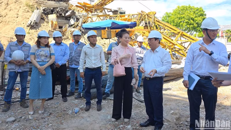 Thứ trưởng Xây dựng Nguyễn Văn Sinh kiểm tra các dự án nhà ở xã hội tại Đà Nẵng chiều 14/5. (Ảnh: ANH ĐÀO)