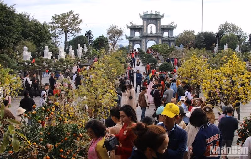 Hàng ngàn lượt du khách tham quan chùa Linh Ứng (Sơn Trà) trong những ngày đầu năm mới 2024. (Ảnh ANH ĐÀO) Hàng ngàn lượt du khách tham quan chùa Linh Ứng (Sơn Trà) trong những ngày đầu năm mới 2024. (Ảnh ANH ĐÀO)