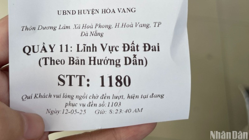 Người dân đến làm thủ tục liên quan đến đất đai rất đông và bấm số thứ tự sáng ngày 12/5 tại huyện Hòa Vang. (Ảnh: ANH ĐÀO)