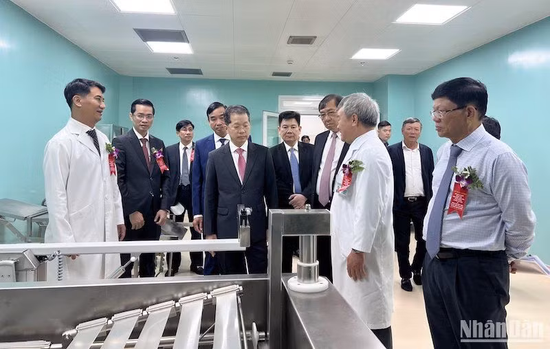 Lãnh đạo thành phố Đà Nẵng tham quan bên trong công trình. Ảnh: ANH ĐÀO