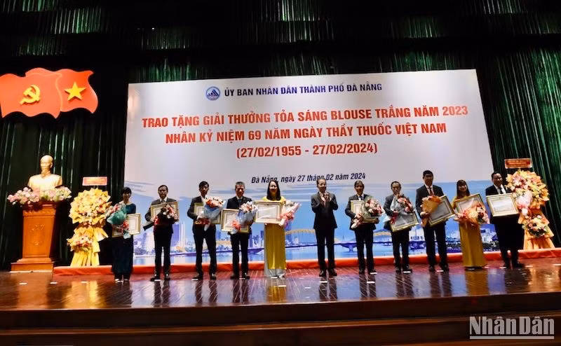 Đồng chí Nguyễn Văn Quảng, Ủy viên Trung ương Đảng, Bí thư Thành ủy, Trưởng Đoàn đại biểu Quốc hội thành phố trao tặng Bằng khen của Thủ tướng Chính phủ cho các tập thể, cá nhân. Ảnh: ANH ĐÀO