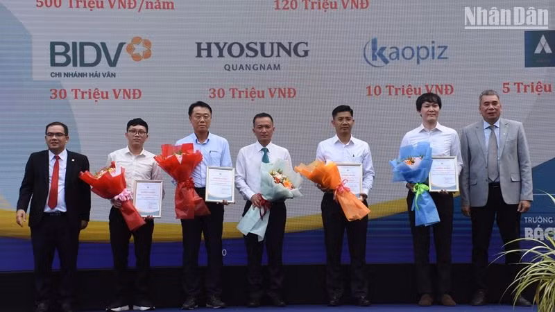 Trường Đại học Bách khoa - Đại học Đà Nẵng tặng hoa cảm ơn các doanh nghiệp đã tài trợ, trao học bổng cho sinh viên của trường. (Ảnh: ANH ĐÀO)