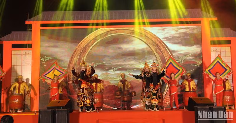 Các nghệ sĩ Nhà hát Tuồng Nguyễn Hiển Dĩnh biểu diễn tại sự kiện. (Ảnh: ANH ĐÀO)