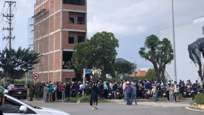 Rất đông người liên quan đến vụ việc tập trung tại trụ sở Công ty Tư vấn đầu tư GFDI. (Ảnh: AD)