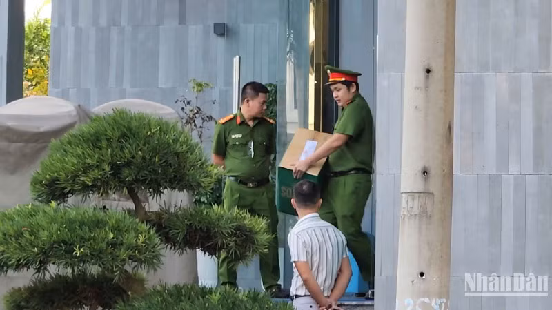 Rất nhiều hồ sơ tài liệu được niêm phong phục vụ công tác điều tra. (Ảnh: ANH ĐÀO)