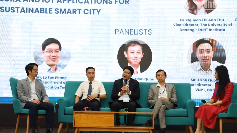 Các diễn giả, khách mời tham gia Hội thảo Thành phố thông minh: Trải nghiệm và Sáng tạo (ISSCEI-2024). (Ảnh: ANH ĐÀO)