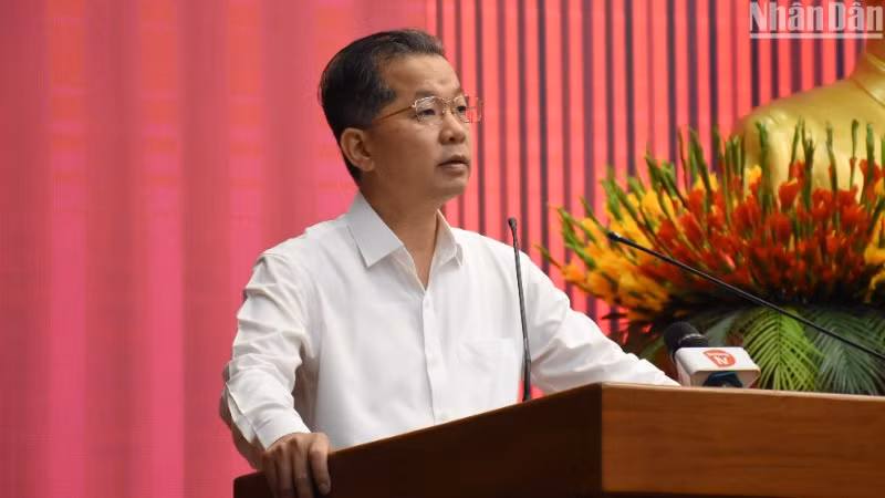 Đồng chí Nguyễn Văn Quảng, Ủy viên Ban Chấp hành Trung ương Đảng, Bí thư Thành ủy, Trưởng Đoàn đại biểu Quốc hội đơn vị thành phố Đà Nẵng phát biểu khai mạc hội nghị. (Ảnh: ANH ĐÀO)