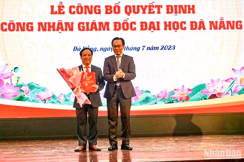 PGS, TS Hoàng Minh Sơn-Thứ trưởng Giáo dục và Đào tạo trao Quyết định của Bộ trưởng Giáo dục và Đào tạo cho PGS, TS Nguyễn Ngọc Vũ. (Ảnh: ANH ĐÀO)