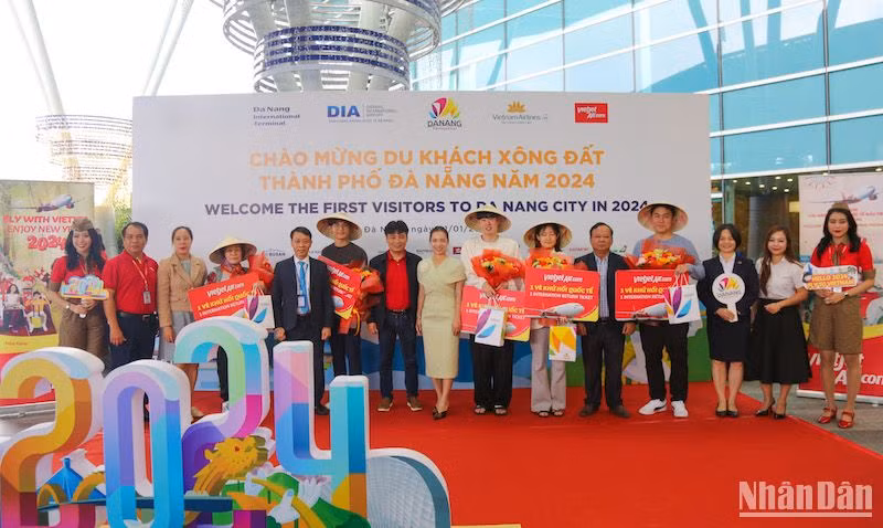 Những hành khách quốc tế đầu tiên "xông đất" ngành du lịch Đà Nẵng đầu năm mới 2024. (Ảnh: ANH ĐÀO)