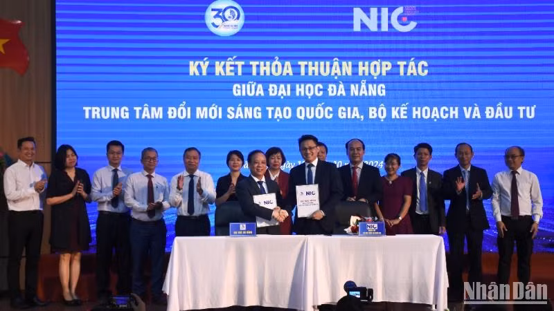 Đại học Đà Nẵng Ký kết biên bản ghi nhớ hợp tác với Trung tâm Đổi mới Sáng tạo Quốc gia (NIC), Bộ Kế hoạch và Đầu tư và Công ty Cổ phần Giáo dục Quốc tế Sun Edu về phát triển hệ sinh thái vi mạch bán dẫn và trí tuệ nhân tạo AI. (Ảnh: ANH ĐÀO)