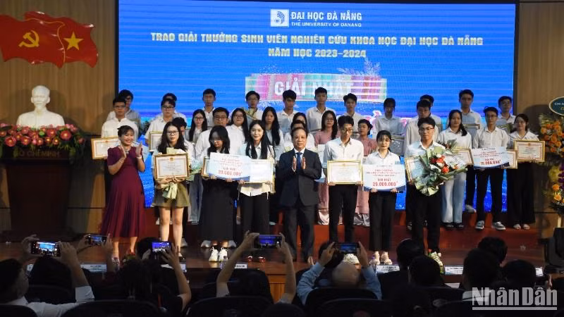 11 đề tài nghiên cứu khoa học xuất sắc của sinh viên Đà Nẵng được trao Giải thưởng Sinh viên nghiên cứu khoa học năm học 2023-2024. (Ảnh: ANH ĐÀO)