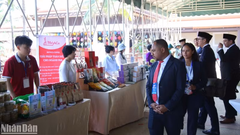 Các đại biểu tham quan không gian trưng bày triển lãm ảnh đối ngoại Đà Nẵng-ASEAN và giới thiệu sản phẩm OCOP. (Ảnh: ANH ĐÀO)