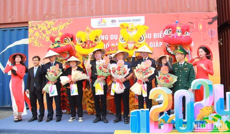 Ngành du lịch Đà Nẵng đón 3.400 khách du lịch tàu biển đến Đà Nẵng trong dịp Tết Nguyên đán Giáp Thìn 2024. (Ảnh ANH ĐÀO) Ngành du lịch Đà Nẵng đón 3.400 khách du lịch tàu biển đến Đà Nẵng trong dịp Tết Nguyên đán Giáp Thìn 2024. (Ảnh ANH ĐÀO)