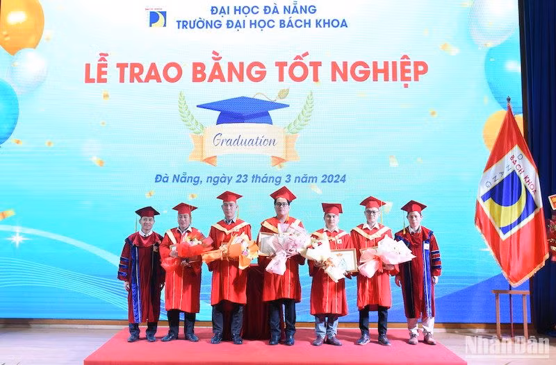 Các học viên cao học đạt thành tích xuất sắc trong nghiên cứu, học tập được khen thưởng của Hiệu trưởng trường Đại học Bách Khoa - Đại học Đà Nẵng. (Ảnh: ANH ĐÀO)