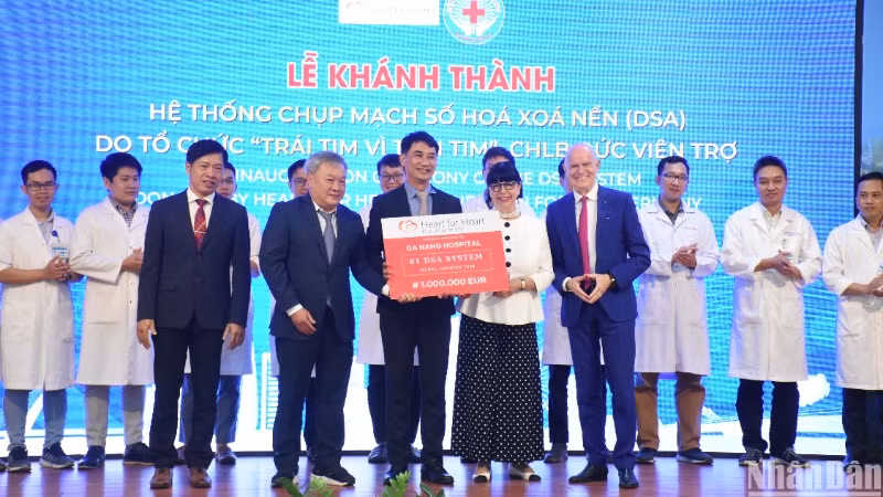 Đây là hệ thống DSA thứ 3 mà vợ chồng Giáo sư Erich Johann Lejeune và Tiến sĩ Irène Lejeune cùng Tổ chức "Trái tim vì trái tim" viện trợ cho Bệnh viện Đà Nẵng. (Ảnh: ANH ĐÀO)