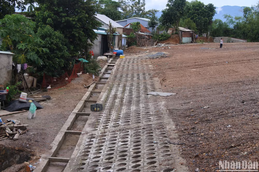 Không có ranh giới, hàng rào ngăn cách giữa dự án và nhà dân.