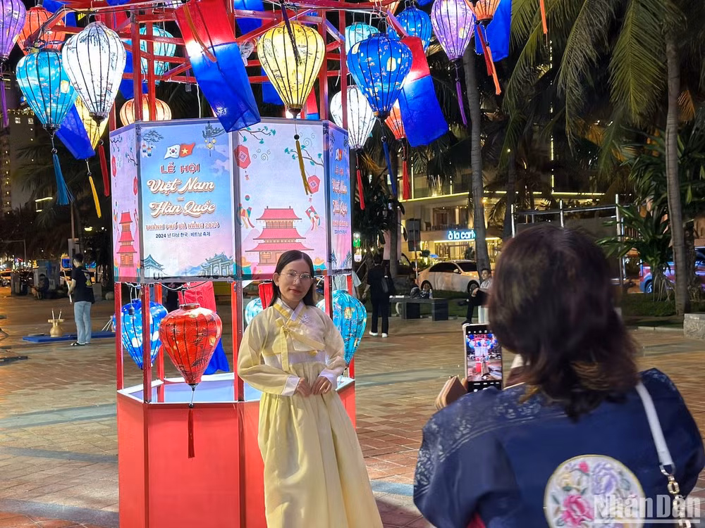 Người dân lưu lại khoảnh khắc khi mặc đồ Hanbok tại Lễ hội Việt Nam-Hàn Quốc thành phố Đà Nẵng năm 2024. (Ảnh: ANH ĐÀO)