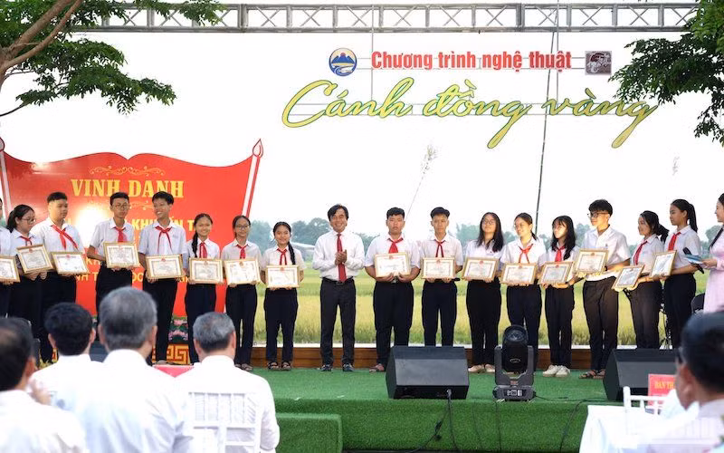 Đại diện lãnh đạo huyện Hòa Vang trao giấy khen cho các em học sinh có thành tích xuất sắc tại kỳ thi học sinh Giỏi cấp thành phố năm học 2023-2024. (Ảnh: ANH ĐÀO)