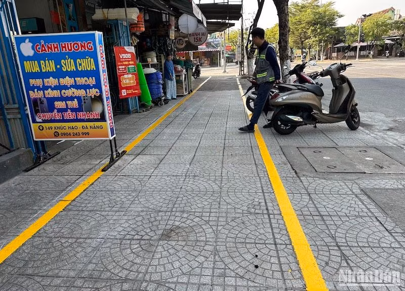 Một đoạn vỉa hè đường Khúc Hạo sau khi phân định và kẻ vạch vỉa hè chiều 13/3. Ảnh: ANH ĐÀO