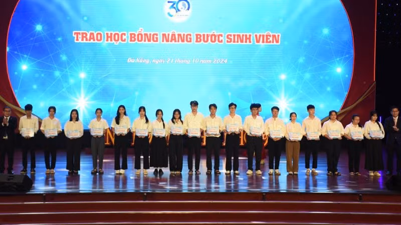 Học bổng “Nâng bước sinh viên Đại học Đà Nẵng” đã được duy trì liên tục trong 12 năm qua. (Ảnh: ANH ĐÀO) Học bổng “Nâng bước sinh viên Đại học Đà Nẵng” đã được duy trì liên tục trong 12 năm qua. (Ảnh: ANH ĐÀO)